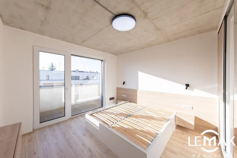 Ložnice se vstupem na balkon
