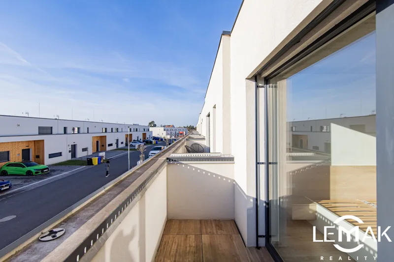 Balkon s výhledem do rezidence